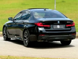 
										BMW 530e cheio									