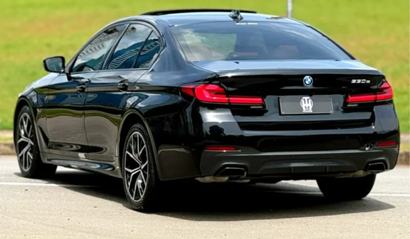 
								BMW 530e cheio									