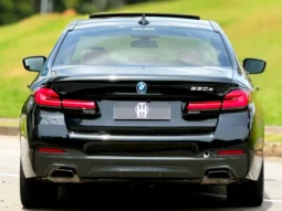 
										BMW 530e cheio									