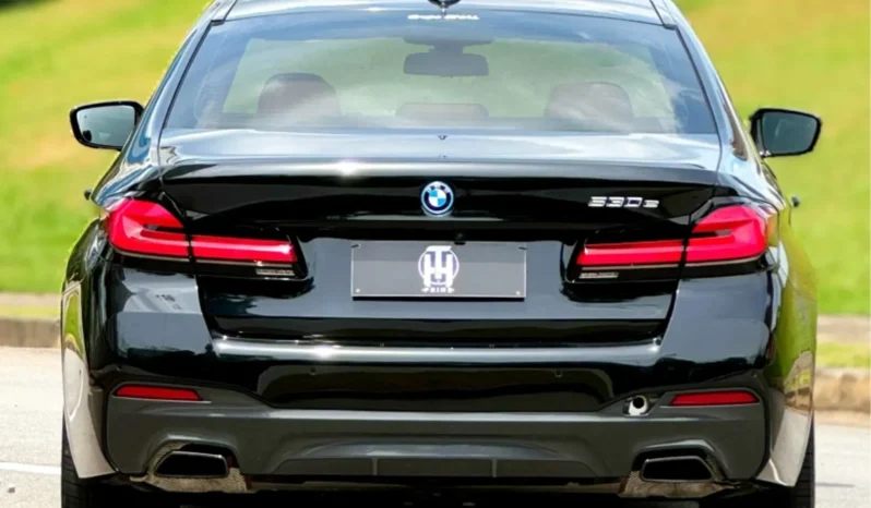 
								BMW 530e cheio									