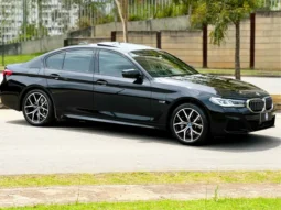 
										BMW 530e cheio									