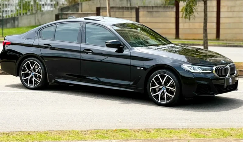 
								BMW 530e cheio									