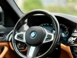 
										BMW 530e cheio									