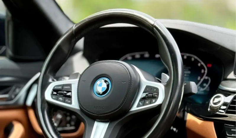 
								BMW 530e cheio									