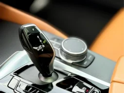 
										BMW 530e cheio									
