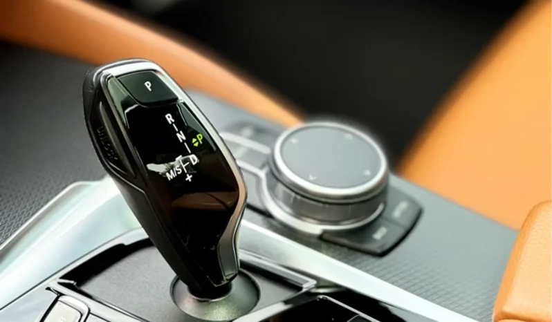 
								BMW 530e cheio									