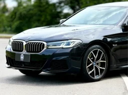 
										BMW 530e cheio									