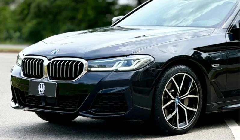 
								BMW 530e cheio									