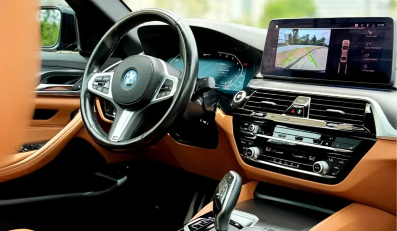 
								BMW 530e cheio									