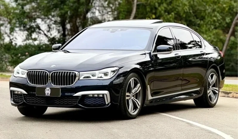 
								BMW 750Li cheio									