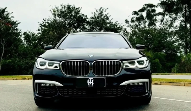 
								BMW 750Li cheio									