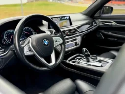 
										BMW 750Li cheio									