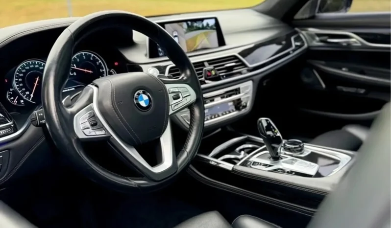 
								BMW 750Li cheio									