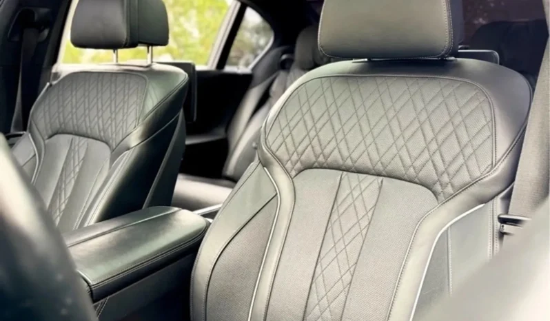 
								BMW 750Li cheio									