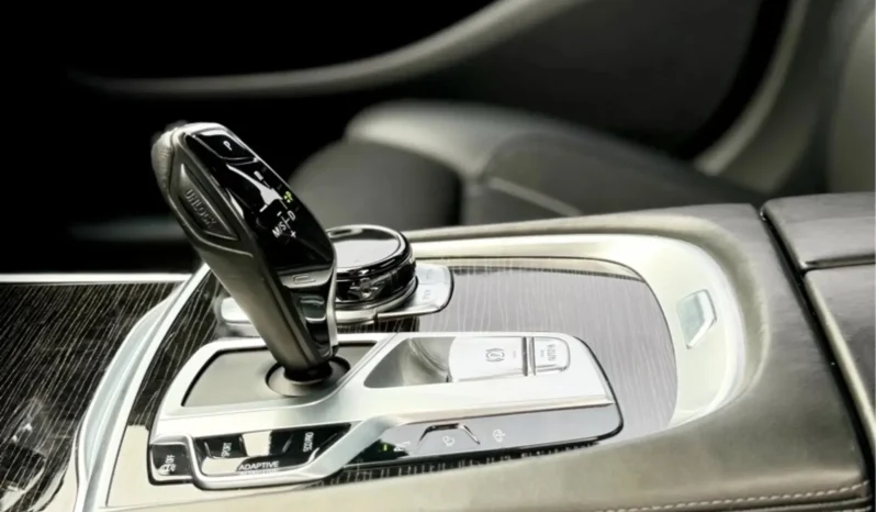 
								BMW 750Li cheio									