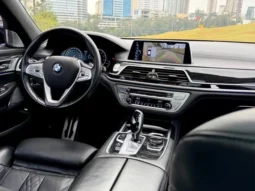 
										BMW 750Li cheio									