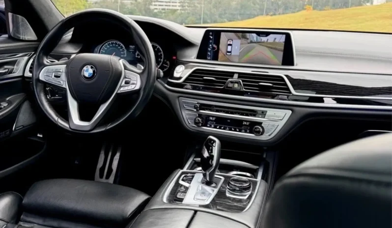 
								BMW 750Li cheio									