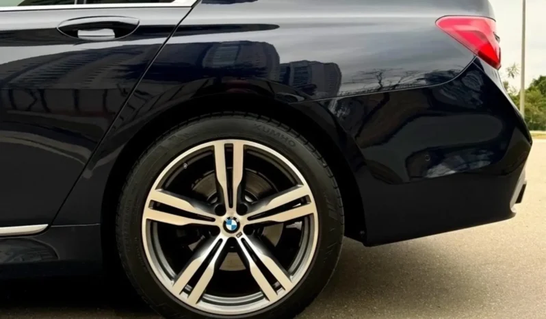 
								BMW 750Li cheio									