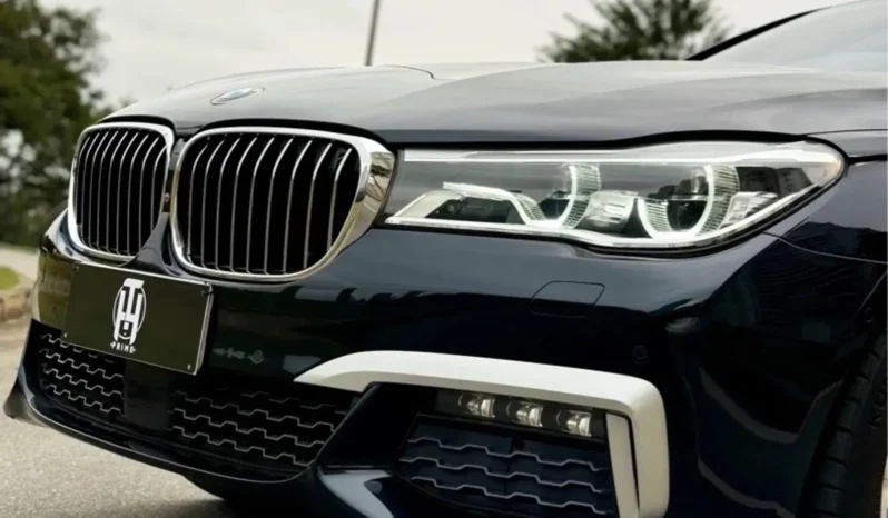 
								BMW 750Li cheio									
