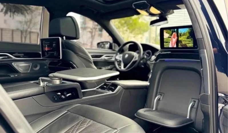 
								BMW 750Li cheio									