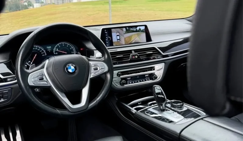 
								BMW 750Li cheio									