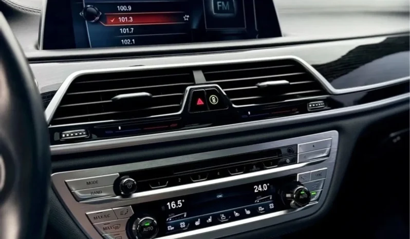 
								BMW 750Li cheio									