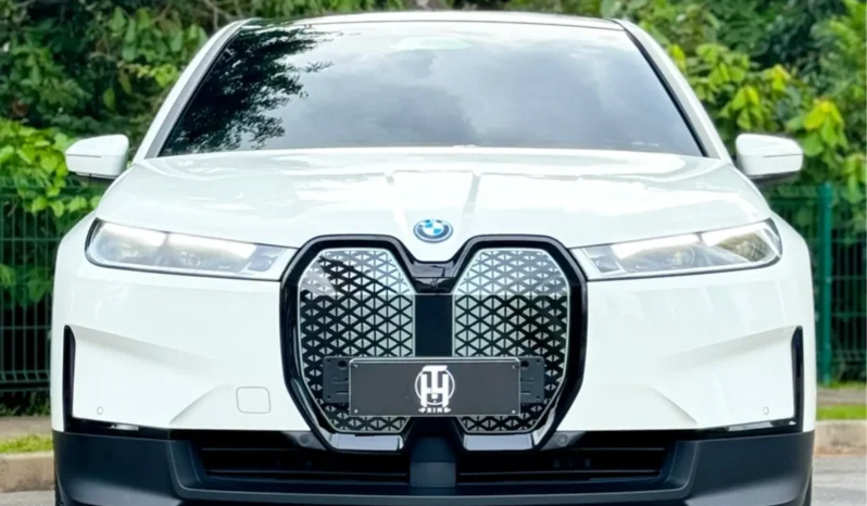 
								BMW iX cheio									