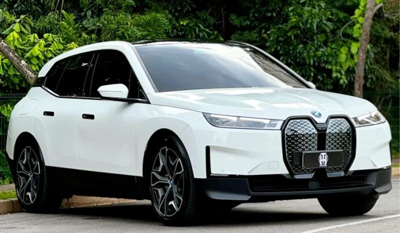 
								BMW iX cheio									