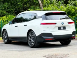 
										BMW iX cheio									