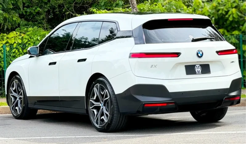 
								BMW iX cheio									