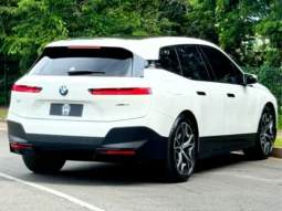 
										BMW iX cheio									