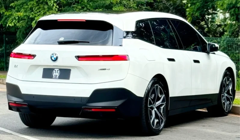 
								BMW iX cheio									