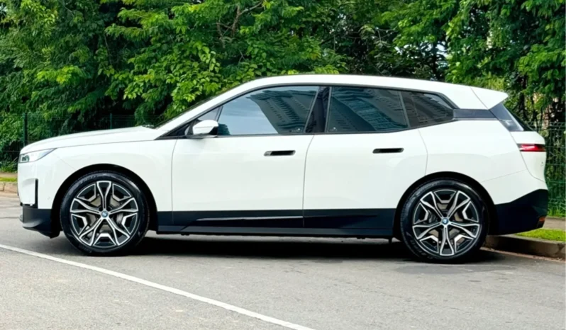 
								BMW iX cheio									