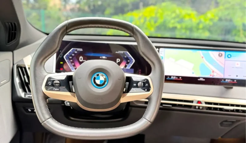 
								BMW iX cheio									