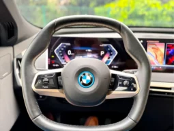 
										BMW iX cheio									
