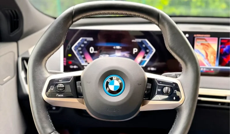 
								BMW iX cheio									