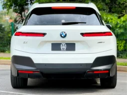 
										BMW iX cheio									