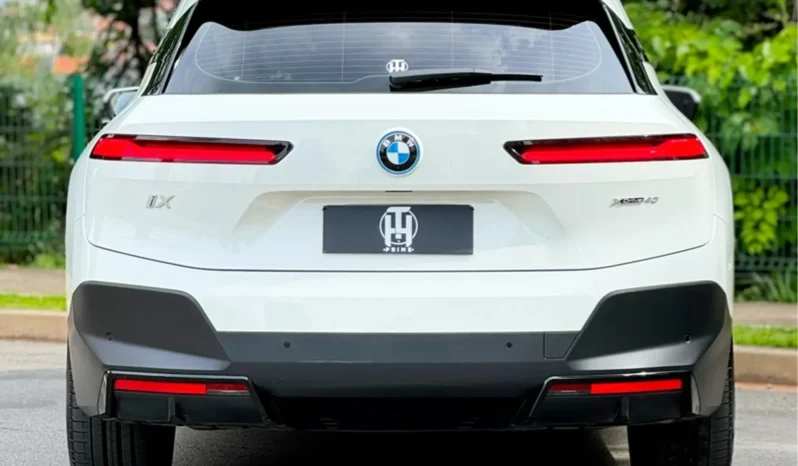 
								BMW iX cheio									