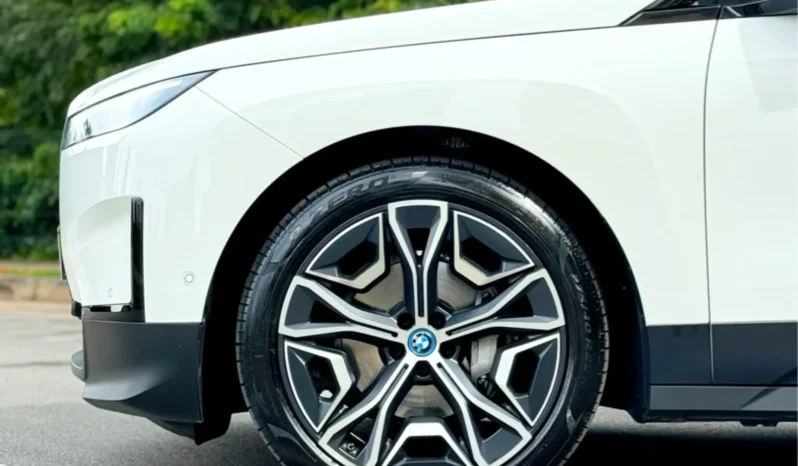 
								BMW iX cheio									