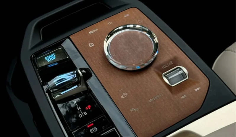 
								BMW iX cheio									