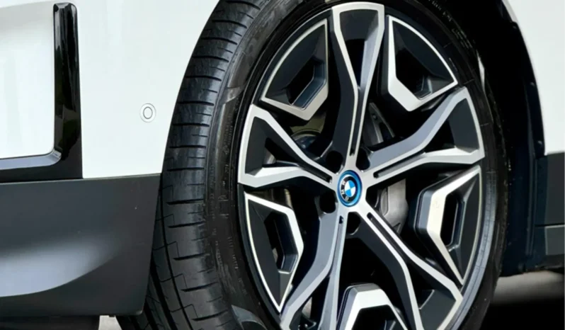 
								BMW iX cheio									