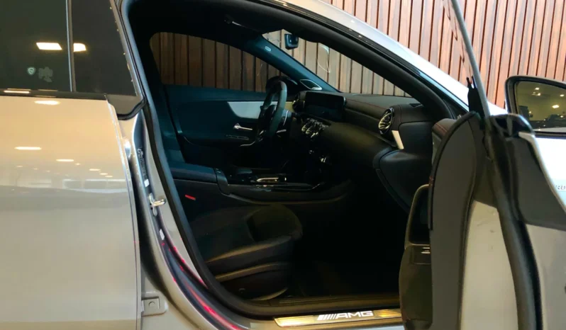 
								MERCEDES-BENZ CLA 45 AMG cheio									