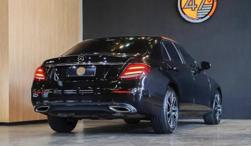 
								MERCEDES-BENZ E 300 cheio									