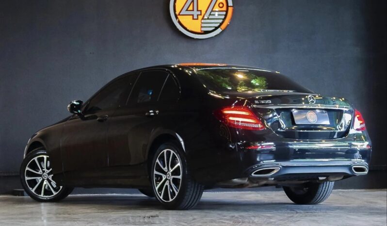 
								MERCEDES-BENZ E 300 cheio									