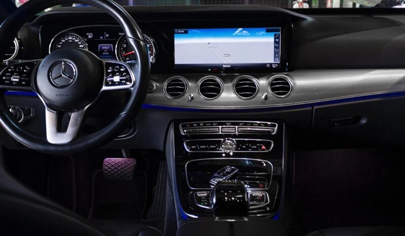 
								MERCEDES-BENZ E 300 cheio									