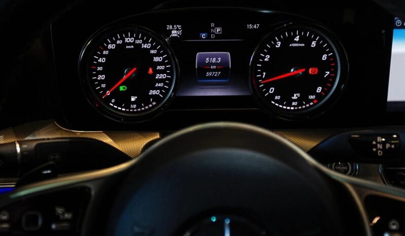 
								MERCEDES-BENZ E 300 cheio									