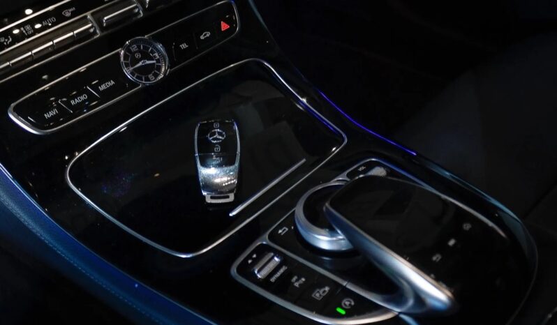
								MERCEDES-BENZ E 300 cheio									