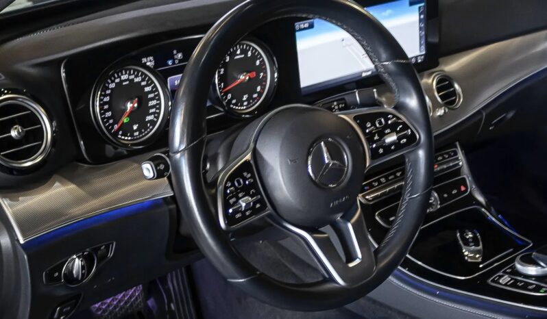 
								MERCEDES-BENZ E 300 cheio									