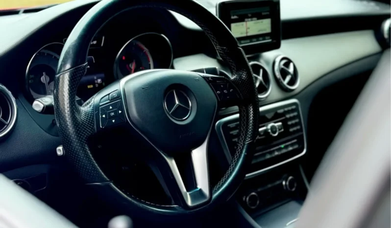 
								MERCEDES-BENZ GLA 200 cheio									