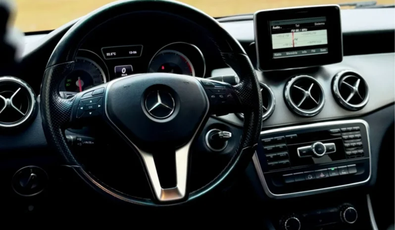 
								MERCEDES-BENZ GLA 200 cheio									